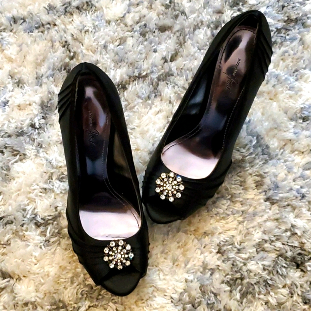 Jacqueline Ferrar Black Pumps